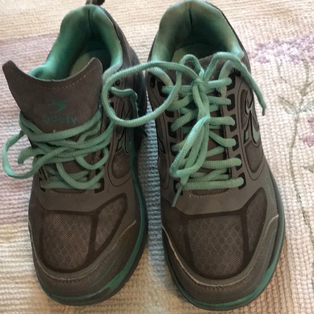 GravityDefyer sneakers sz 7  Designed to help with pain in knees ankle foot back
